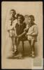 Fotografía de estudio de Miguel Delibes Setién con sus hermanos Adolfo y Concha.