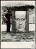 John Ulbricht posa junto al retrato que ha hecho de Camilo José Cela.