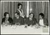 Miguel Delibes Setién y su mujer Ángeles de Castro comparte mesa con otros comensales
