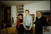 Miguel Delibes Setién junto a su hija Elisa y Brian Sullivan, en su casa de Valladolid.