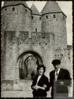 Miguel Delibes Setién y su cuñada Elisa Rodríguez, junto a la Puerta de Narbona, en Carcasona (Fr...