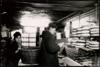 Miguel Delibes Setién comprando el pan en la panadería La Gloria antes de un día de caza. Fotógra...