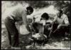 Miguel Delibes Setién prepara una paella en Sedano (Burgos) acompañado de su hija Elisa Delibes d...