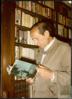 Miguel Delibes Setién leyendo El libro de la caza menor en su casa de Valladolid.