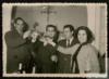 José Luis Martín Descalzo y sus hermanos, brindan con Miguel Delibes Setién tras la consecución d...
