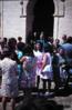 Ángeles Delibes de Castro rodeada de familiares en la puerta de la iglesia el día de su boda con ...