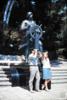 Ángeles de Castro acompañada junto a la estatua de Alberto I, en los Jardines de San Martín, de M...