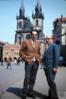 Miguel Delibes Setién acompañado en la Plaza de la Ciudad Vieja, de Praga (República Checa), dura...