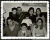Fotografía de Miguel Delibes Setién y Ángeles de Castro con 6 de sus hijos para el carnet de fami...